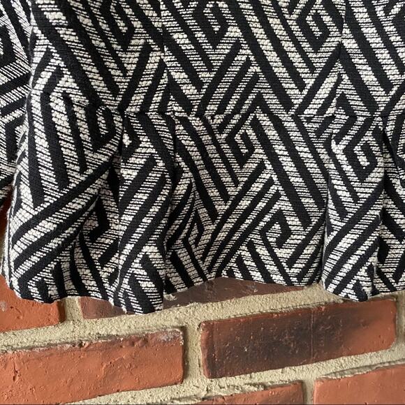 Girls H&M Jacket Sz 5-6 abstract pattern Black and Cream Jacket - Picture 7 of 7